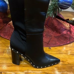 High boots with zipper and stretchy back to hugs your calves.